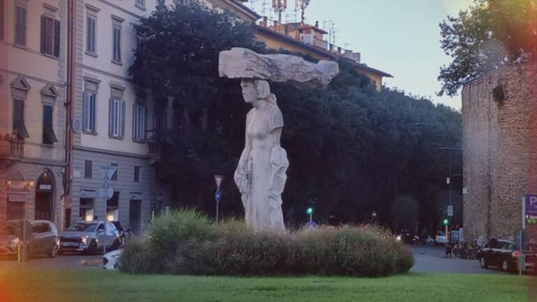 Dietrofront, la statua “del Mal di testa” a Porta Romana. Memorie di un emicranico fiorentino